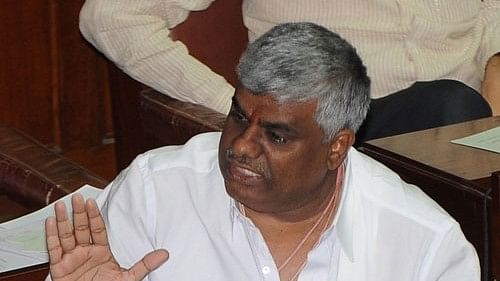 Poll plea: Karnataka HC orders re-issue of summons to Revanna