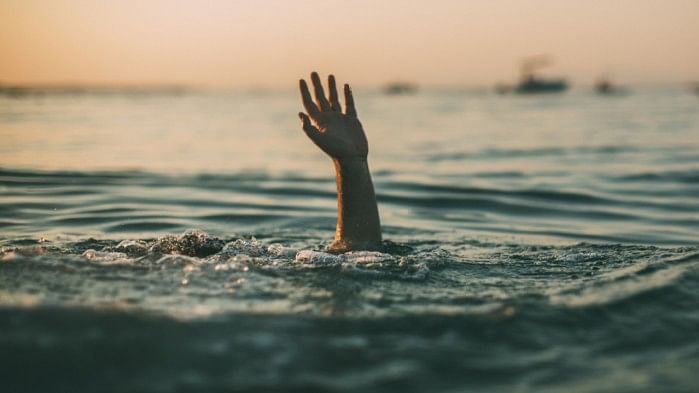 Teenage duo falls into Saryu river while taking selfies in UP's Ballia; 1 drowns, another feared dead