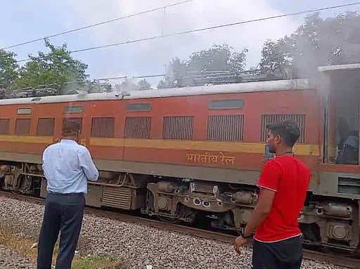 Fire breaks out in two trains passing through Madhya Pradesh - Vimarsana News