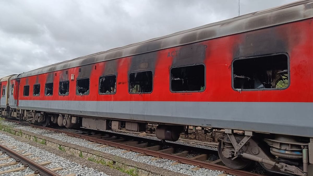 Fire breaks out in two coaches of Udyan Express at KSR Bengaluru station, no casualties reported
