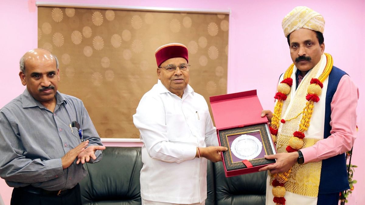 K'taka Governor Thaawarchand Gehlot felicitates ISRO Chairman and Chandrayaan-3 team
