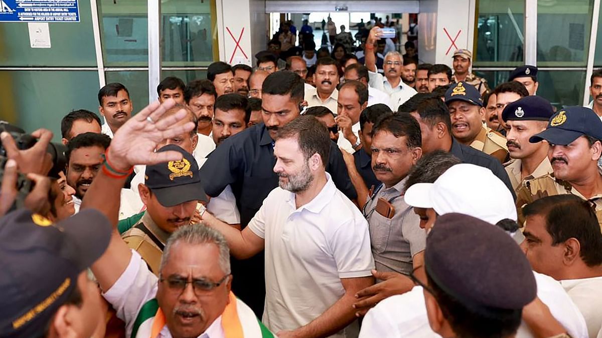 Rahul Gandhi being welcomed by Congress leaders.