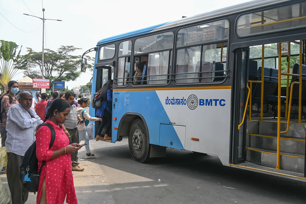 The BMTC currently runs 103 feeder buses that apparently make nearly 2000 daily trips linking over two dozen metro stations with the surrounding areas. DH FILE PHOTO 