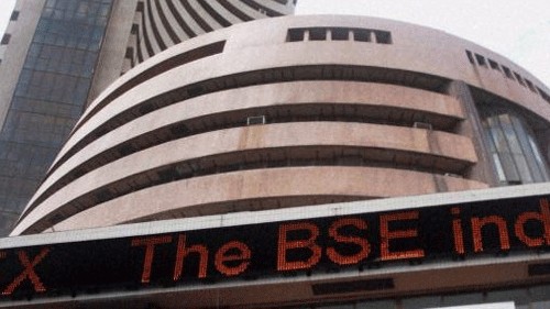 Sensex slumps by 180 pts as RIL, HDFC Bank decline; snaps 3-day gaining streak