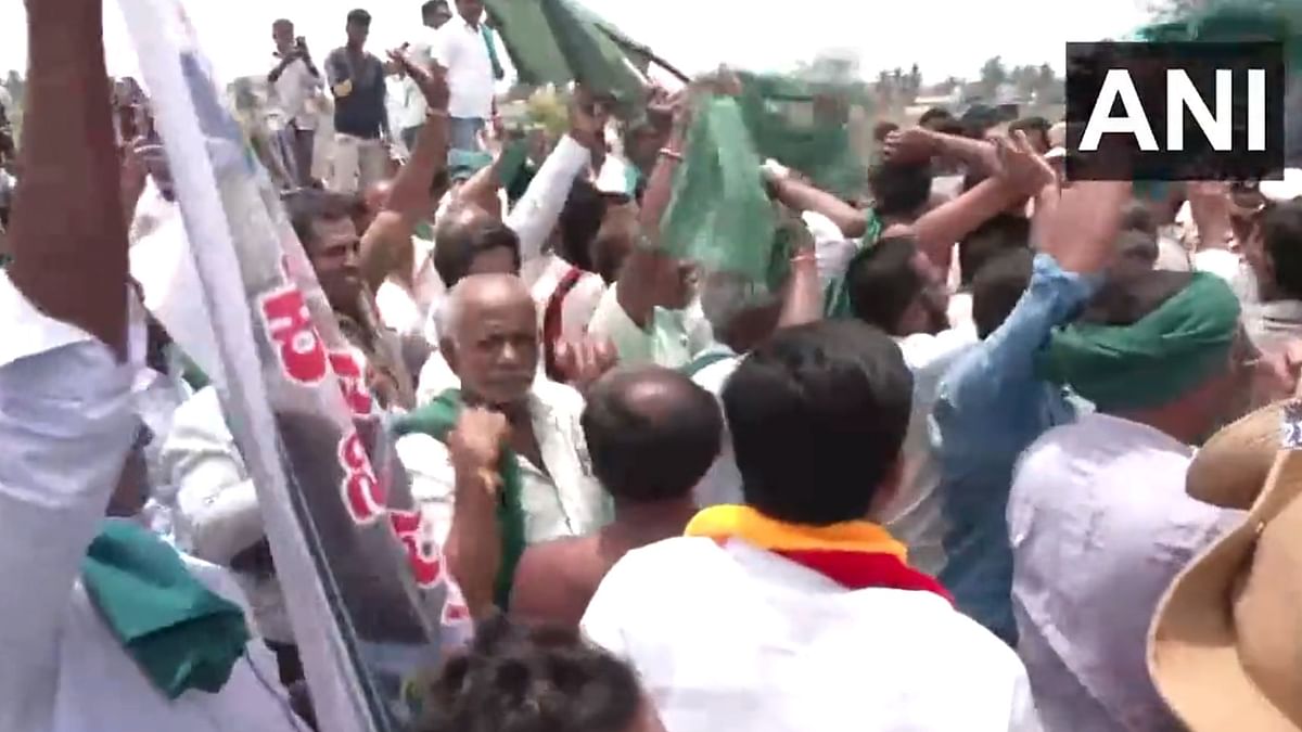 Farmers' organisations continue protest over Cauvery issue in Karnataka's Mandya