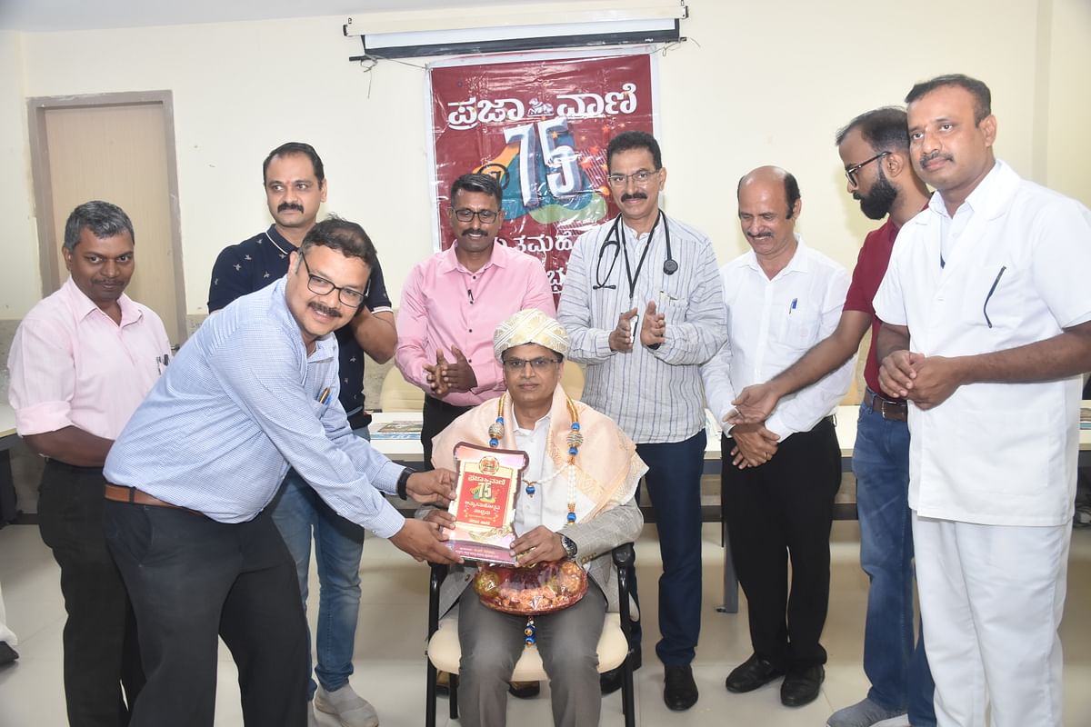 Medical Superintendent of Sri Jayadeva Institute of Cardiovascular Sciences Dr K S Sadanand being felicitated during free health checkup camp, organised by Deccan Herald and Prajavani publications, in association with Jayadeva Institute, in Mysuru, on Saturday. 