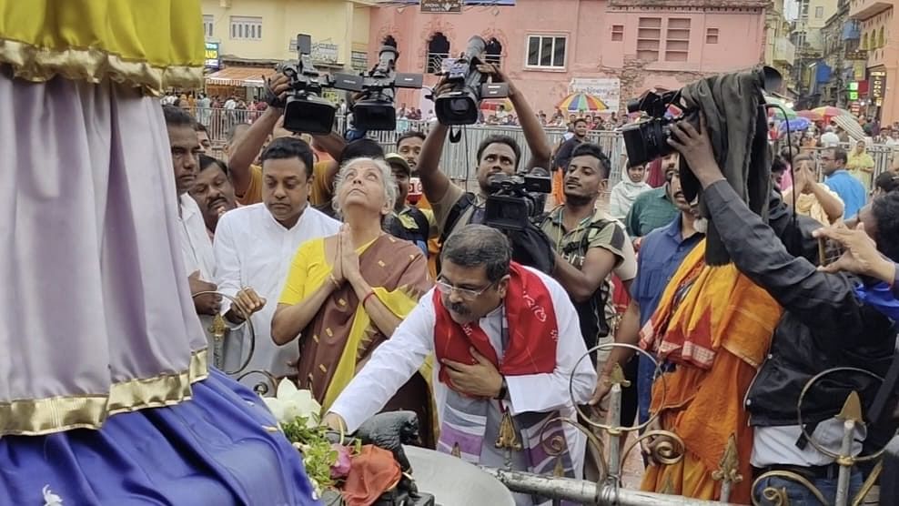 Finance Minister Nirmala Sitharaman offers prayers in Puri's Jagannath temple
