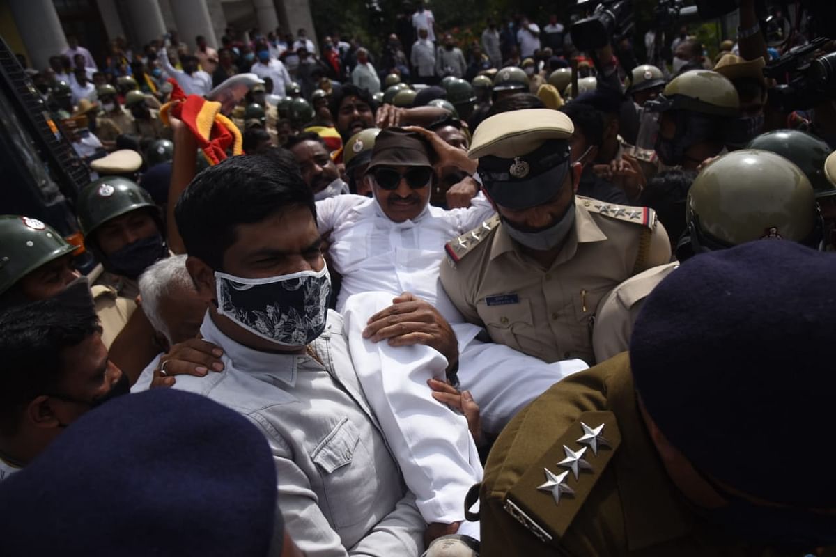 Karnataka Bandh highlights: Pro-Kannada activists detained in Bengaluru; No major impact on normal life so far