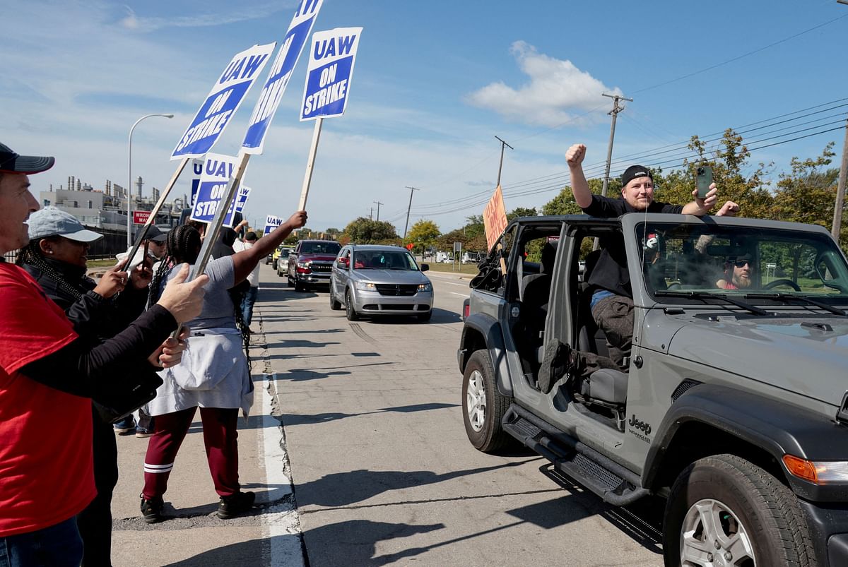 A caravan of striking United Auto Workers from the Jeep plant in Toledo, Ohio, drive past striking Ford UAW members in solidarity outside the Ford Michigan Assembly Plant in Wayne, Michigan U.S. September 19, 2023.