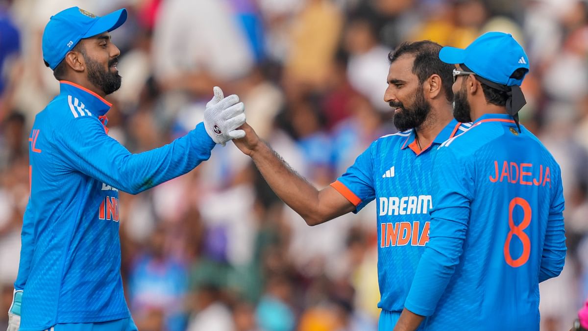 'Five-star' Shami shows his class as India restrict Australia to 276