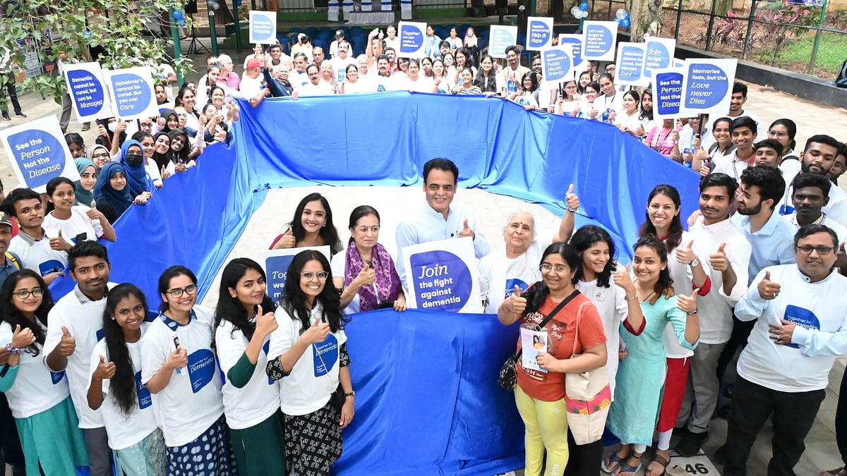 170 unite in ‘Blue Button’ rally for 
World Alzheimer’s Day