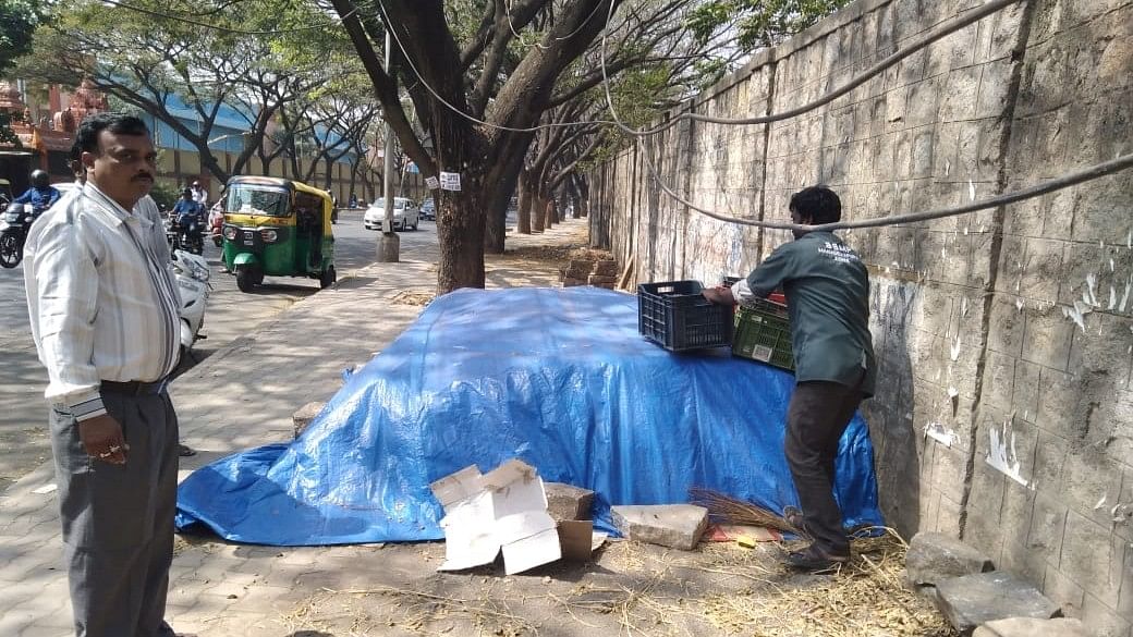 Traffic police conduct drive against footpath encroachers