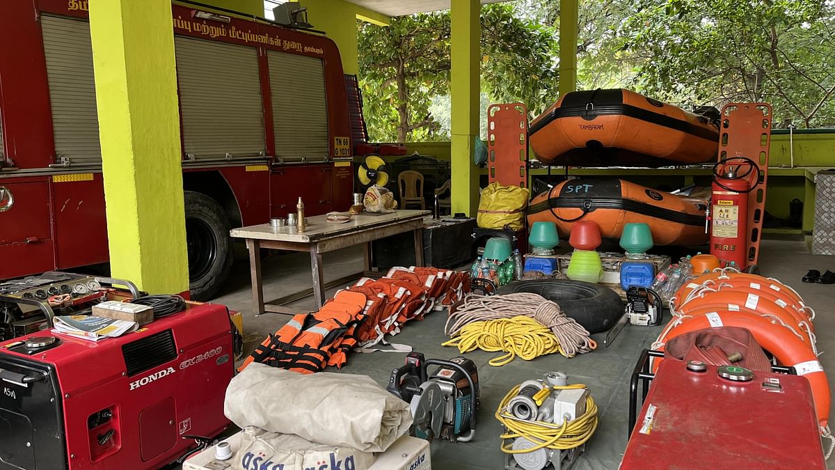 The station has four kinds of fire vehicles, rescue boats, life jackets, ropes, generator sets, hoses and other safety gear.