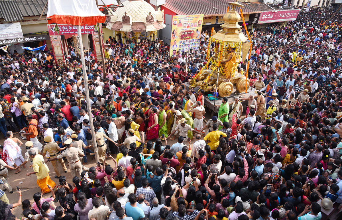 A sea of devotees take part in the golden chariot procession. 