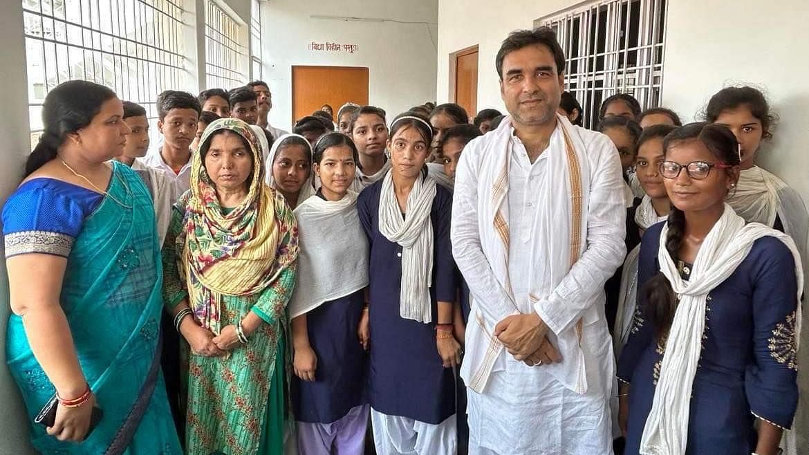 Pankaj Tripathi poses with the students at the school in Gopalganj, Bihar.