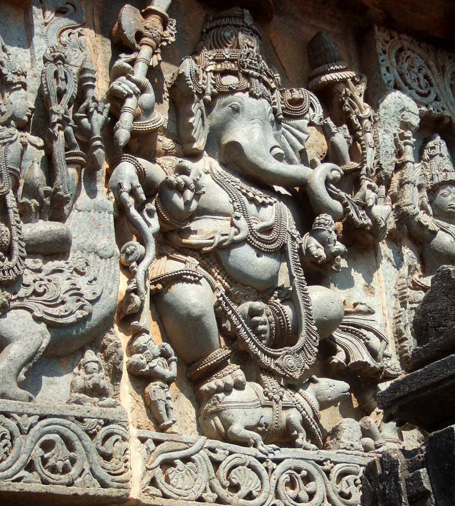 A sculpture on the outer walls of the Hoysalesvara temple in Halebeedu. 
