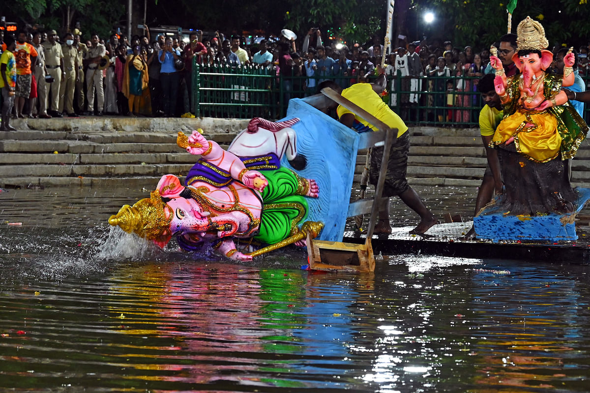 Devotees gather at Halasuru lake to immerse Ganesha idols on Wednesday. 