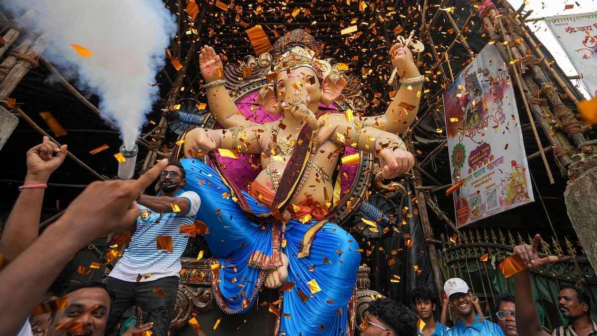 Mumbai is known for its epic Ganesh Chaturthi celebrations. From innovative pandals, huge Ganesha idols, ornate decorations, and spectacular processions, the city comes to life during Ganpati. One of the major highlight is the Arabian Sea idol immersion which attracts a sea of people.