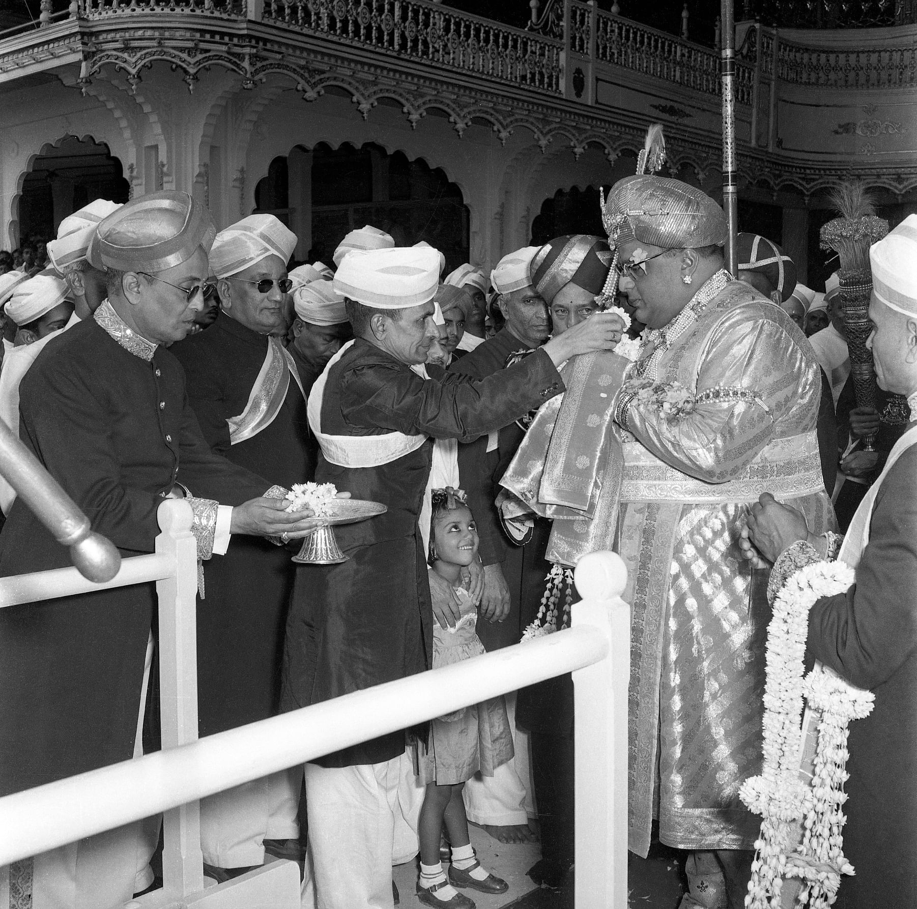 Former Chief Minster Kadidal Manjappa presents flowers to Jayachamaraja Wodeyar during Dasara festival in Mysore palace