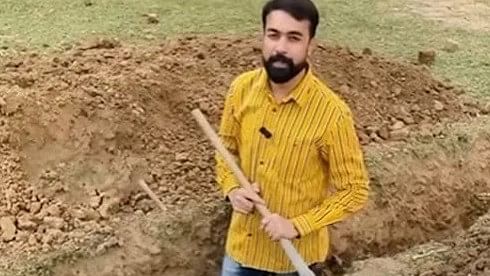 Watch: English teacher digs entire grave to explain meaning of 'dig' & 'grave'