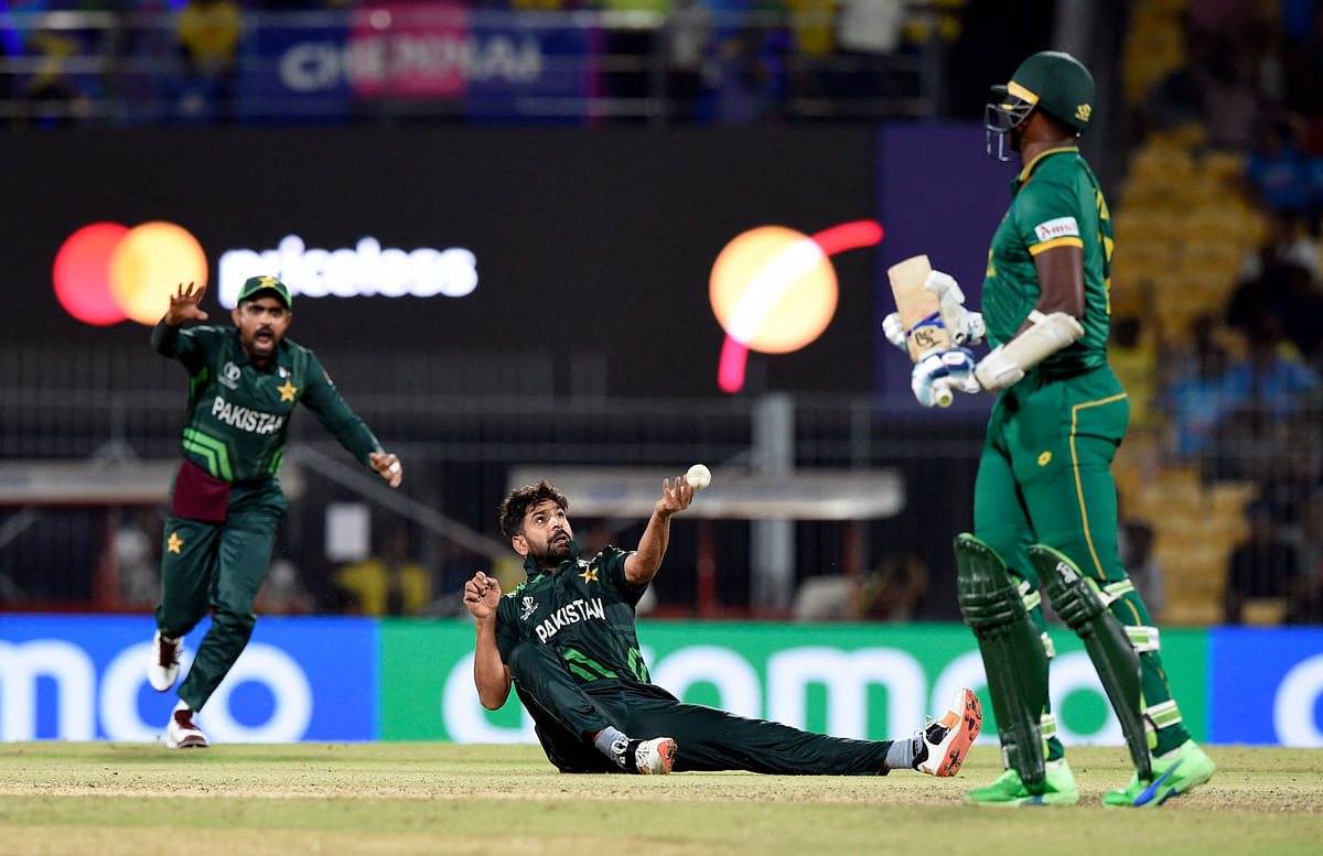  Pakistan's Haris Rauf takes a catch to dismiss South Africa's Lungi Ngidi off his bowling.