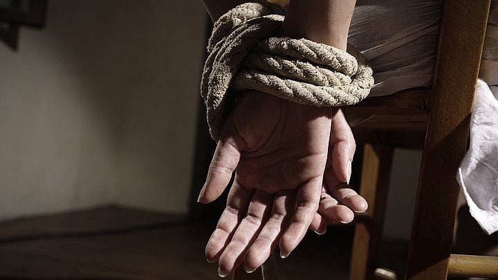 Thane girl travelling by local train kidnapped, rescued from Satara; boyfriend held - Vimarsana News