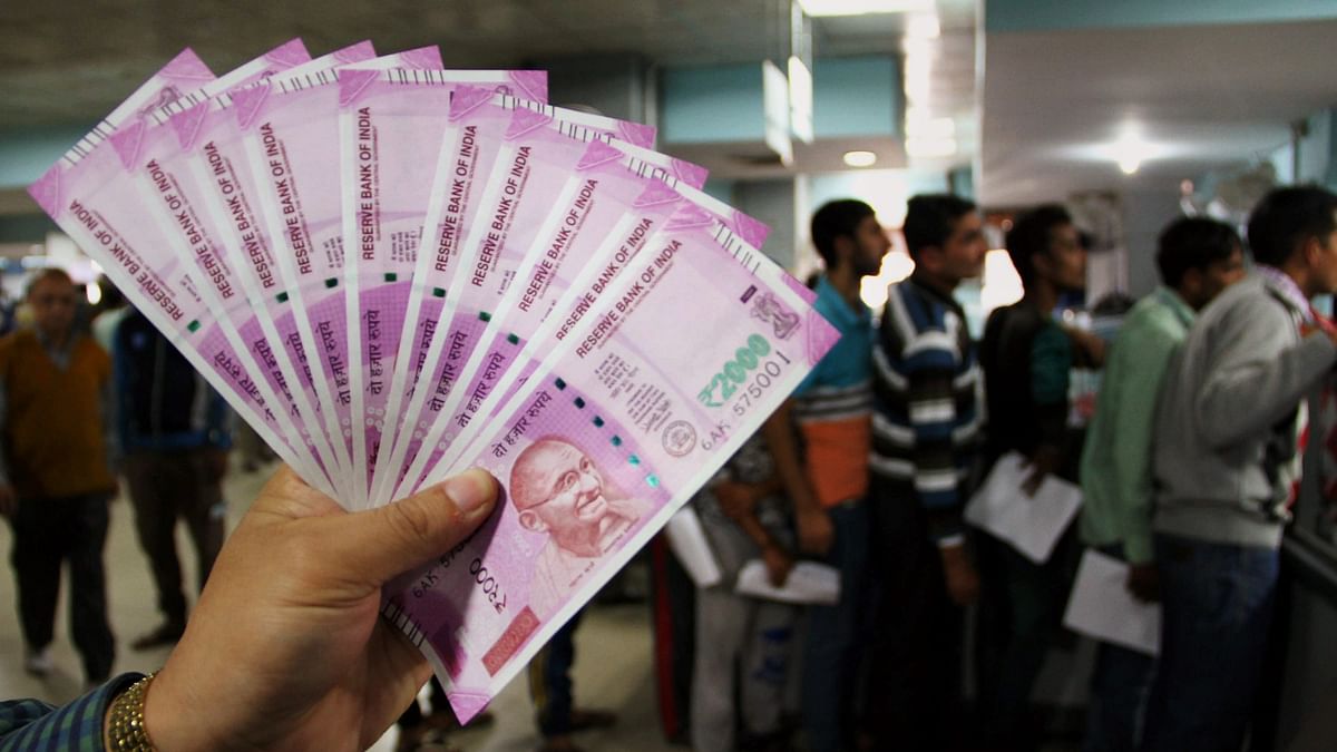 EOW team questions people in queue to exchange Rs 2,000 notes in attempt to find if they are agents for others