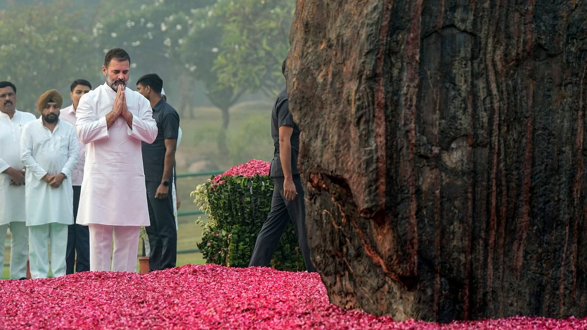 Rahul Gandhi pays  rich tributes to former Prime Minister Indira Gandhi at Shakti Sthal in New Delhi.