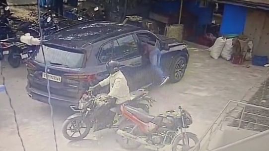Two bike-borne men steal Rs 13 lakh from parked BMW car in Bengaluru