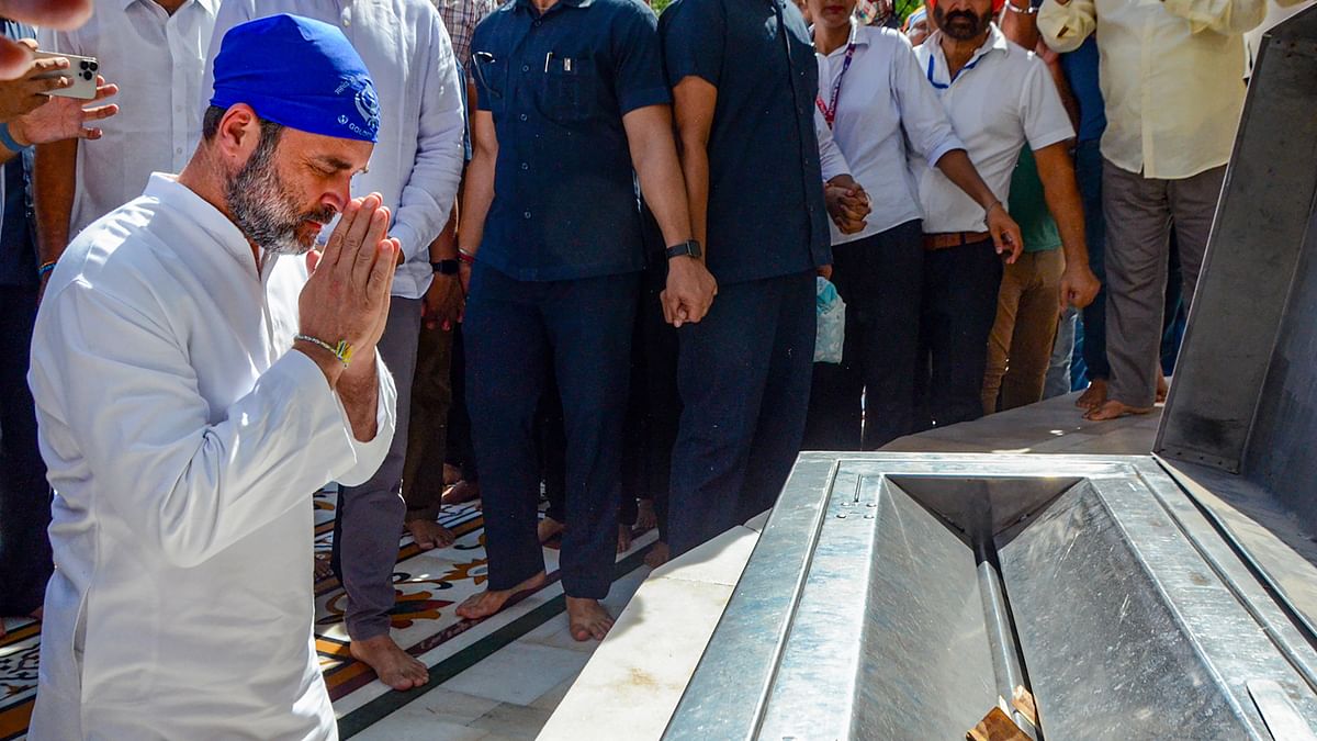 With his head covered by a blue cloth, the former Congress chief paid obeisance at the sanctum sanctorum of the Golden Temple.