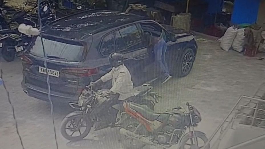 2 men loot Rs 13.75 lakh from parked BMW car in Bengaluru