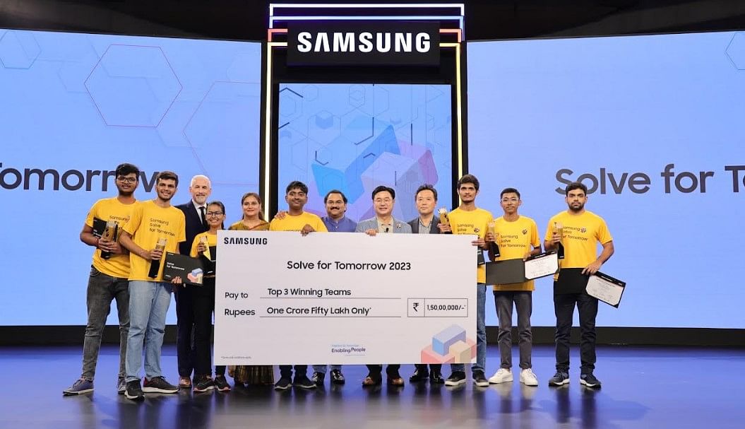 JB Park, President &amp; CEO, Samsung Southwest Asia with winners of Solver for Tomorrow challenge event in India.