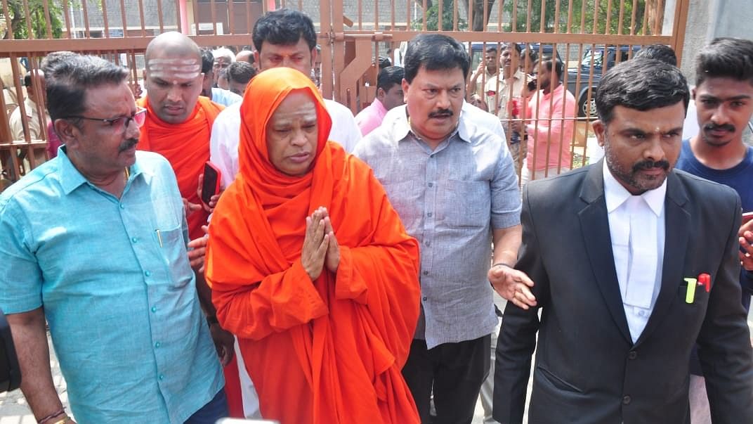 Murugha mutt seer comes out of jail