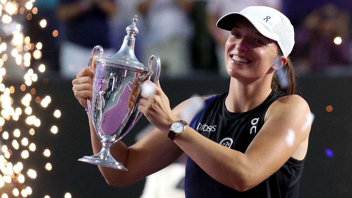 Tennis-Swiatek wins WTA Finals, regains world number one ranking