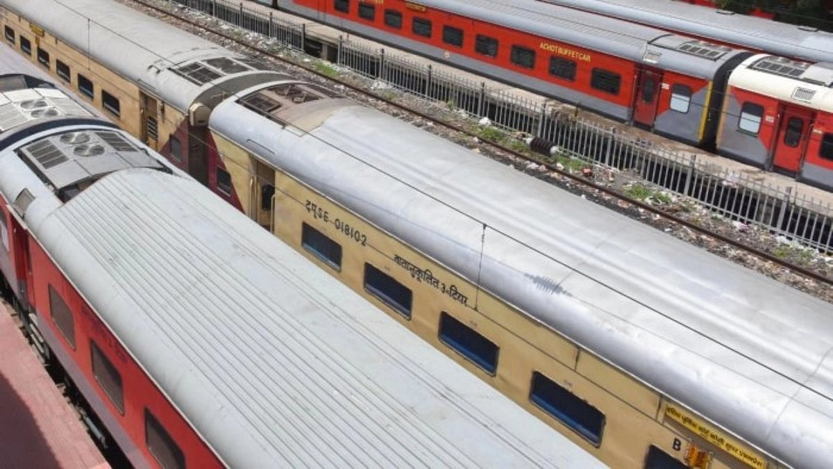 Man dies in chaos as crowds swell at Surat station to board Bihar-bound train for Chhath festival - Vimarsana News