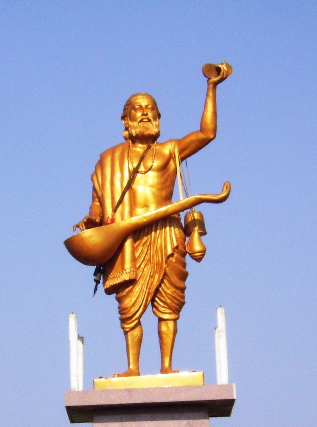A golden-hued statue of the saint and poet in Kaginele in Haveri district. Photos by author