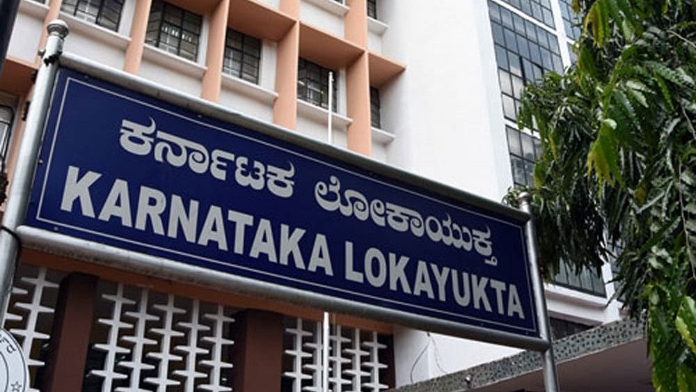 Lokayukta catches official at BEO office red-handed while accepting bribe in Kalaburagi