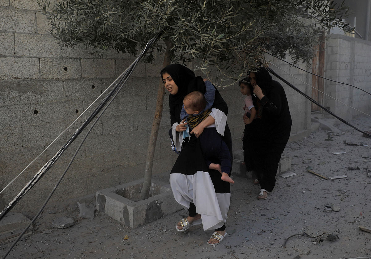 Palestinians evacuate the site of Israeli strikes on houses, amid the ongoing conflict between Israel and Palestinian Islamist group Hamas, in Maghazi refugee camp in the central Gaza Strip, November 6, 2023.