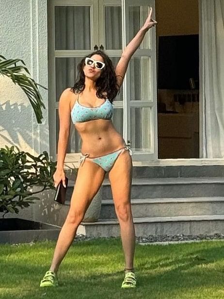 Sara Ali Khan in Bra and Panty by Pool Side is just HOT - See Photos