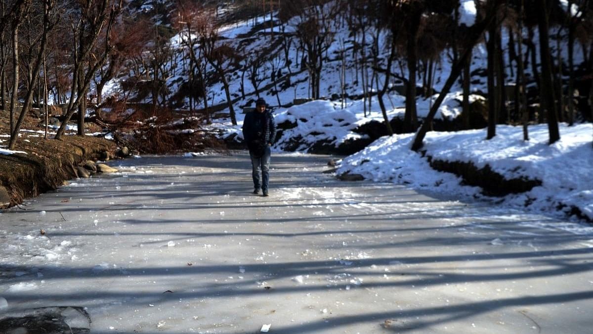 Cold conditions in Kashmir, Srinagar records minus one deg C