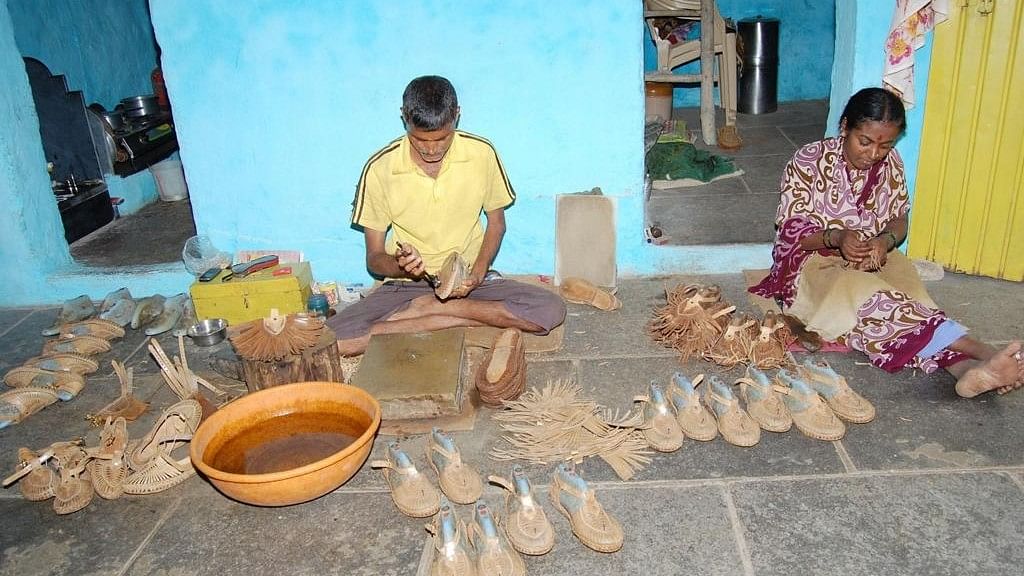 Athani’s artisans make ‘Kolhapuri’ chappals, but aren’t even a footnote in branding