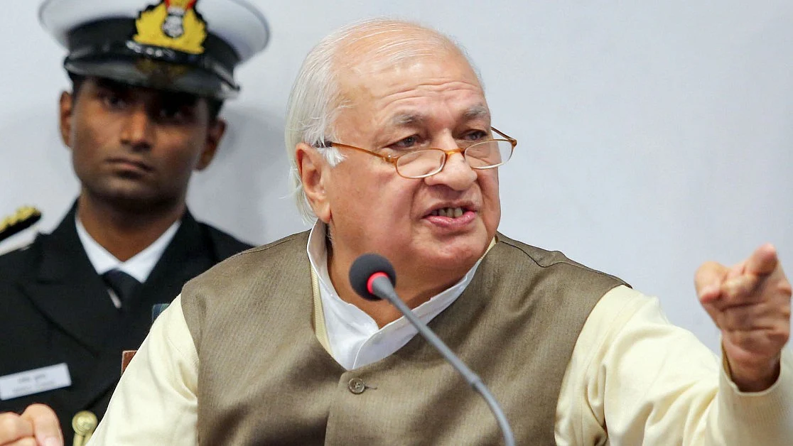 Kerala Governor steps out of car, calls student activists 'criminals'