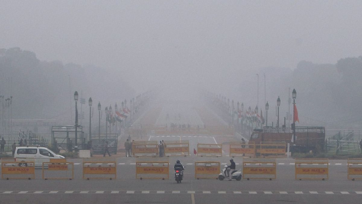 Delhi records minimum temp of 8.4 degree Celsius, dense fog delays trains