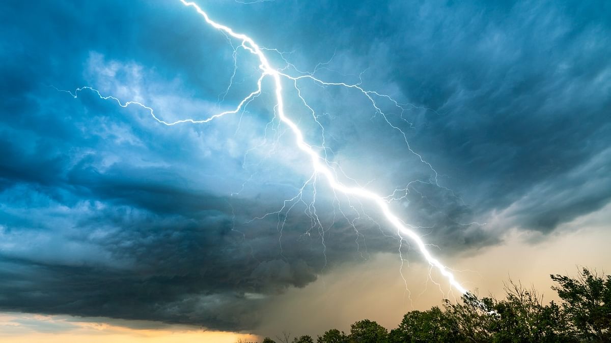 Thunderstorms batter Australia's east, heatwave grips north
