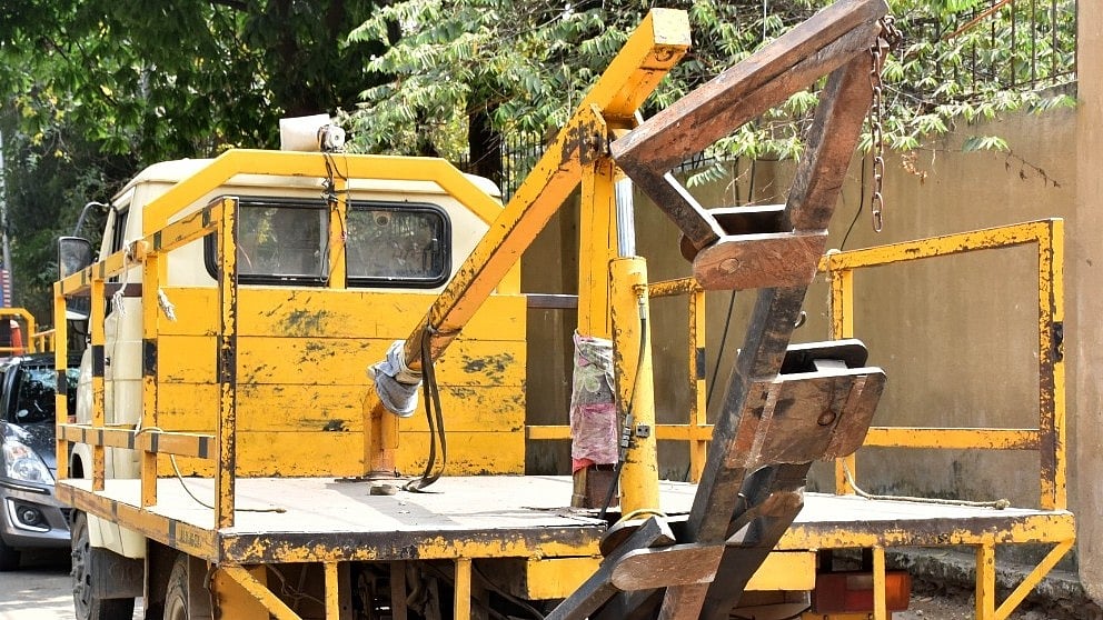 College student dies after her head bumps into crane towing her car - Vimarsana News