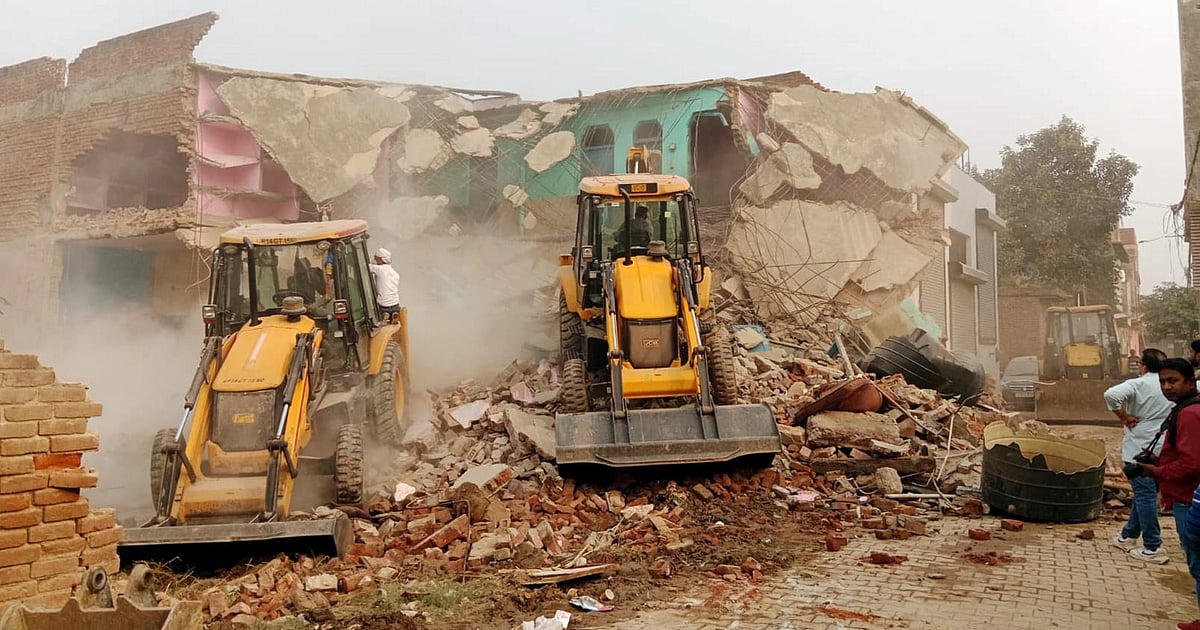 ૧૧૦ દુકાનો તોડી પાડવાની કાર્યવાહી કરવામાં આવશે,ભોપાલમાં મોહન યાદવનું બુલડોઝર ચાલશે 2 Bulldozers out in MP: 10 meat shops, homes of three accused of attacking BJP worker demolished in Ujjain, Bhopal