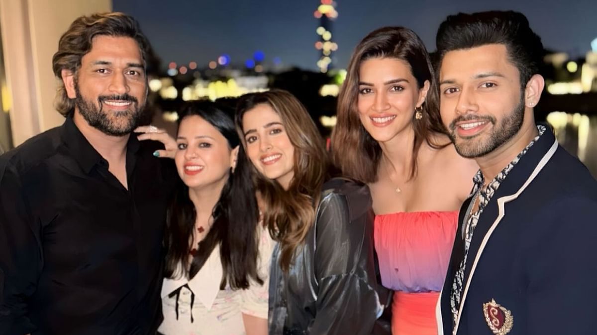 M S Dhoni parties with Bollywood stars in Dubai; Pics viral!