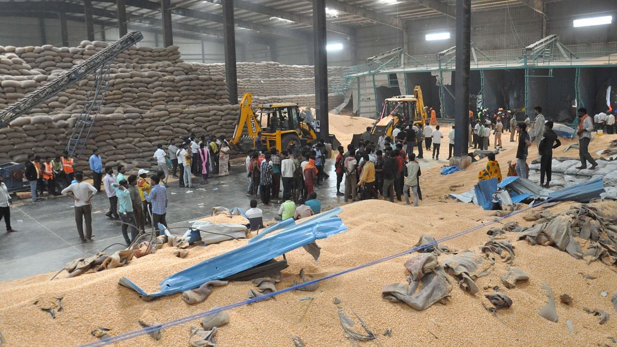 7 labourers die after getting trapped under maize bags at Vijayapura processing unit 