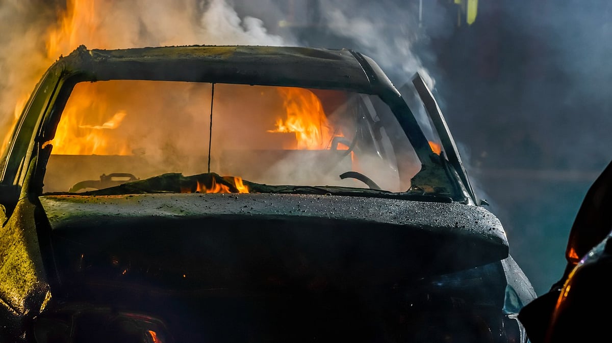 1 person injured, 3 cars gutted in fire in Mumbai - Vimarsana News