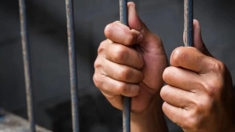 Jailer assaulted by 12 inmates at Pune's Yerawada prison; suffers wrist fracture 